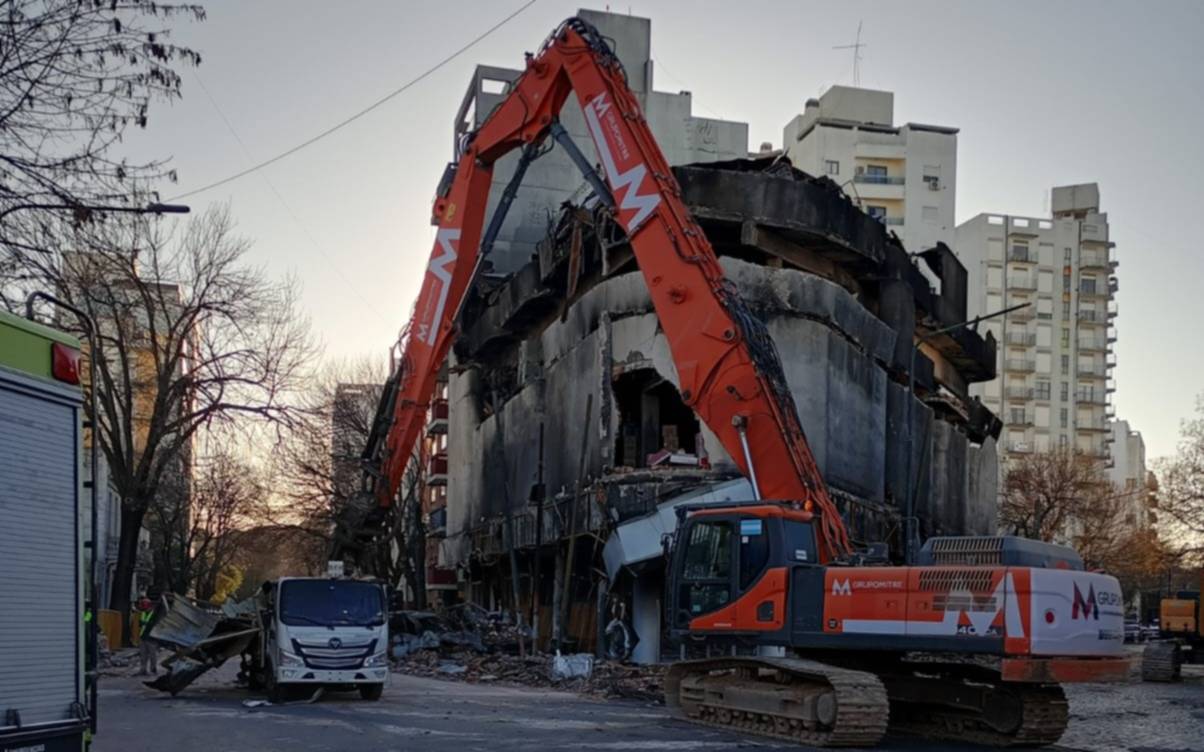 Demolición 'mecánica' en La Plata: paso a paso, cómo derribarán en el depósito de diagonal 77 y 48