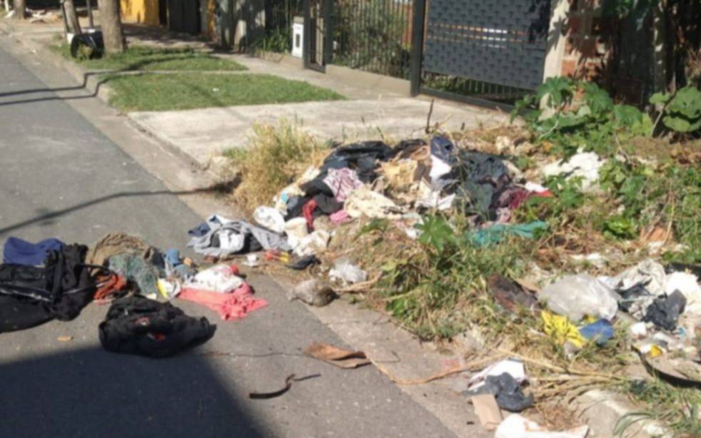 Vecinos de Quilmes Oeste reclaman por acumulación de basura frente a una escuela