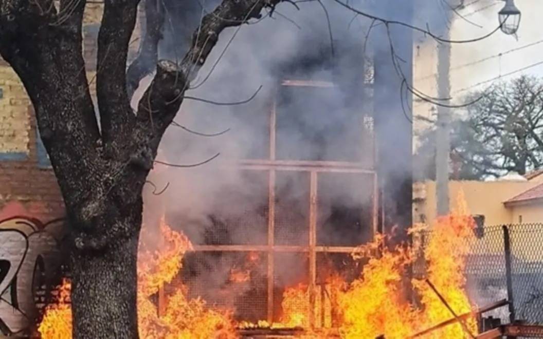 Bomberos apagaron fuego a metros de las vías del Tren Roca