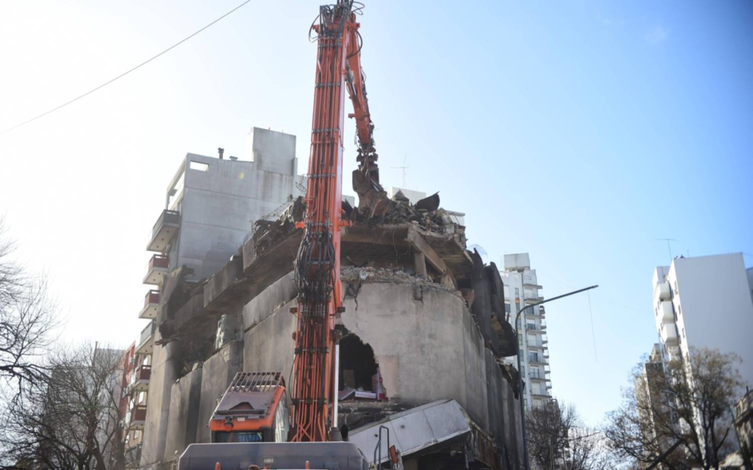 "Riesgo toxicológico": el peligroso componente del polvo que sale por la demolición del edificio incendiado