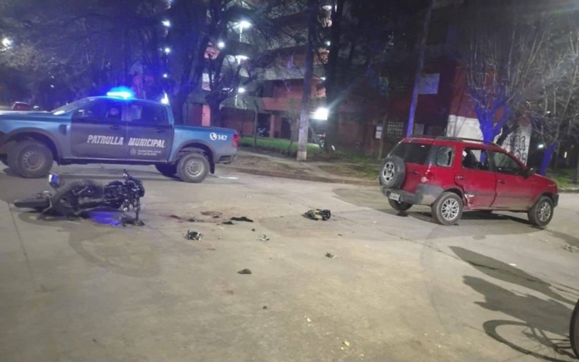 Accidente en Barrio Aeropuerto entre una camioneta y una moto: hay dos heridos, uno es menor