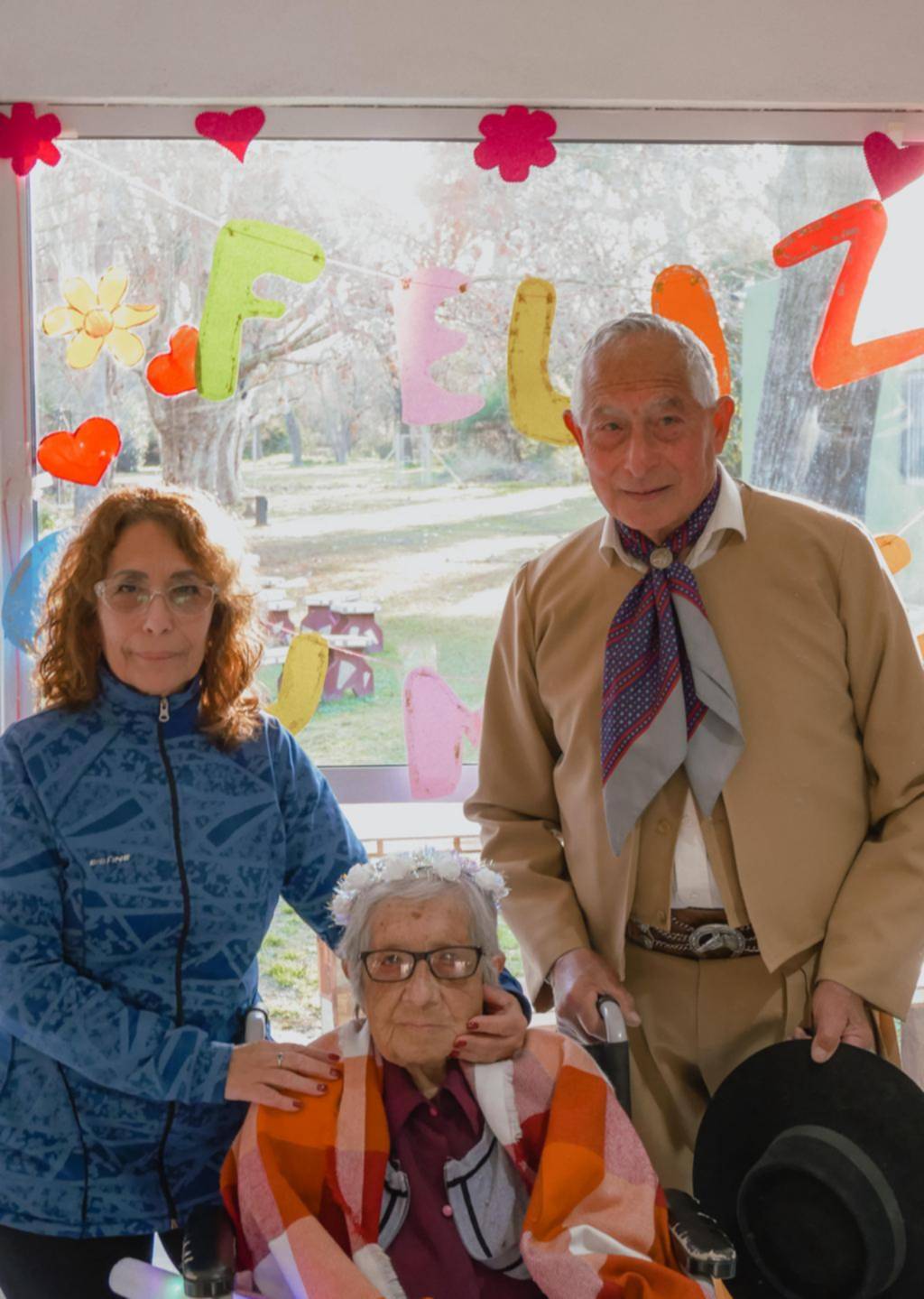 Con un emotivo festejo, una vecina de Villa Elisa entró al club de los 100
