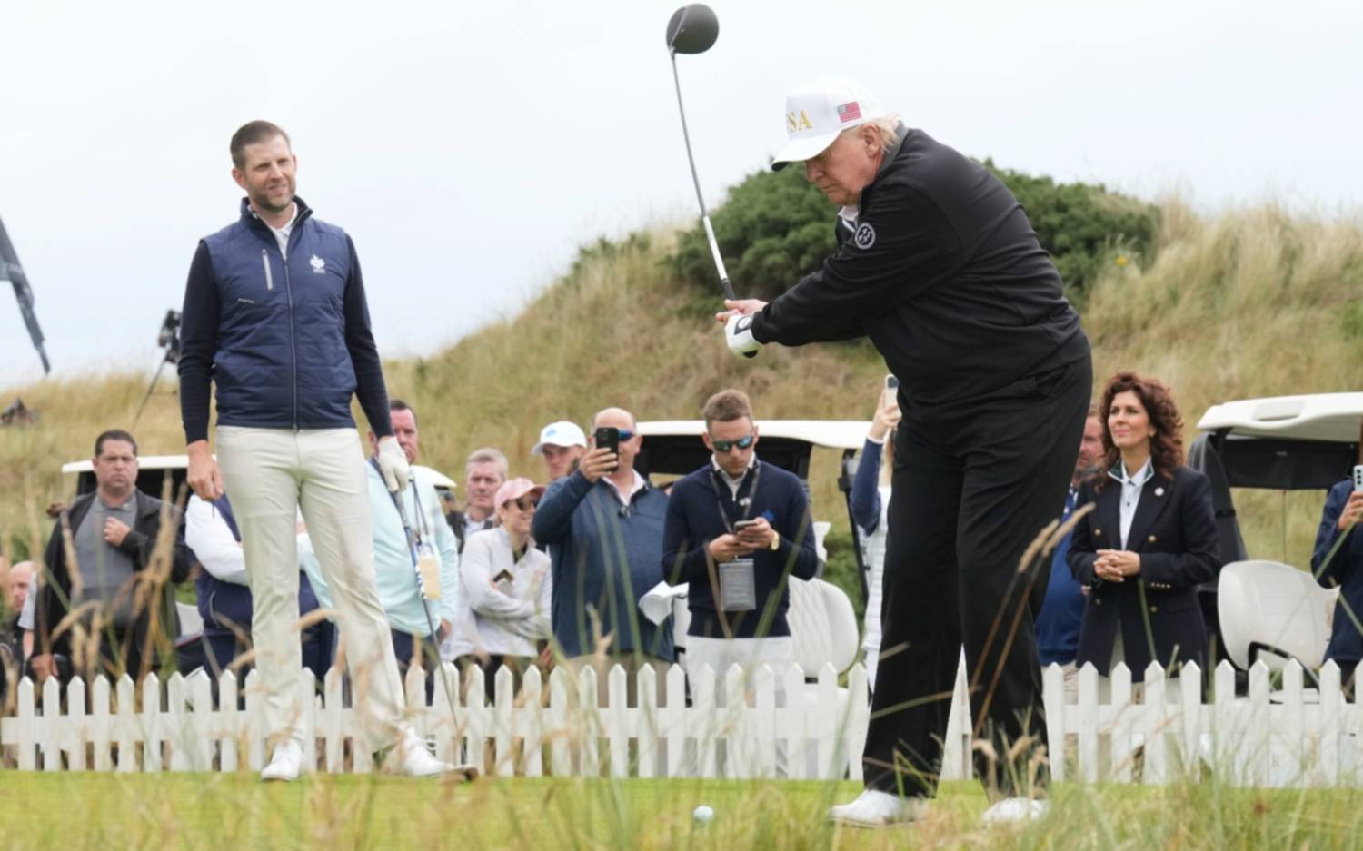 Trump inauguró un campo de golf y mostró algunos dotes en su despedida de Escocia y ante la sombra del caso Epstein