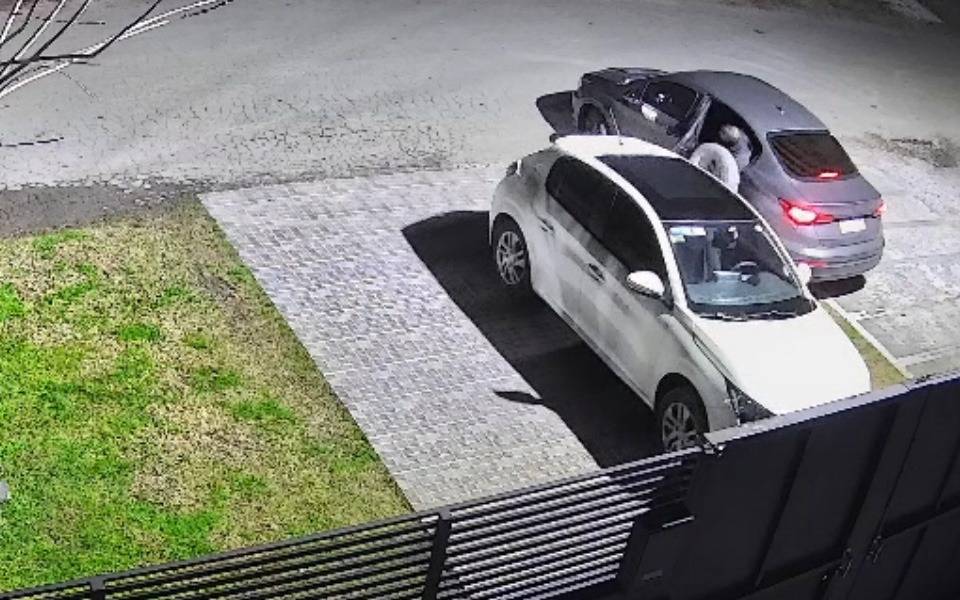 Roba ruedas al ataque en Gonnet: de noche y en sigilo, otra banda perpetró un robo y se escapó
