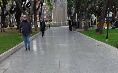 Piden más bancos para sentarse en la flamante plaza Rocha