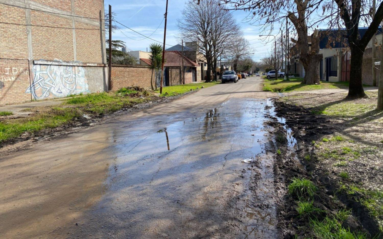 Enorme pérdida de agua enoja a los vecinos de San Carlos: "Es un peligro"