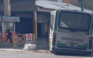 Colectivo quedó atrapado en un pozo en Quilmes tras una obra de AySA