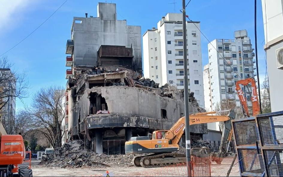 Demolición en el depósito de La Plata: día 3, las grúas trabajan en la zona de la casa afectada 
