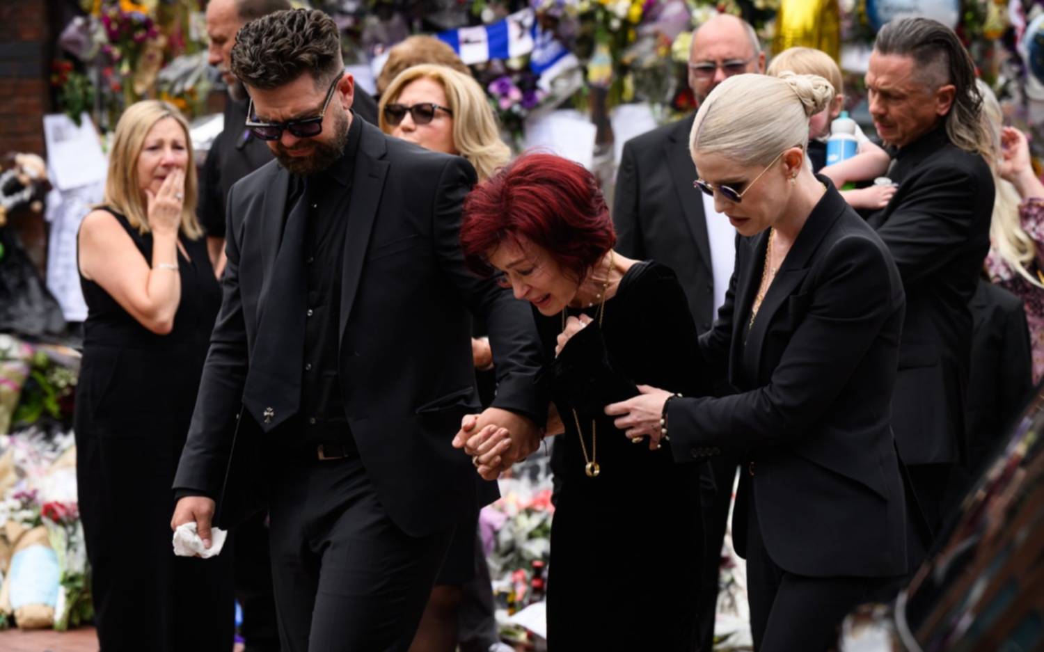 El último adiós a Ozzy Osboourne y el desgarrador llanto de su mujer Sharon y sus hijos