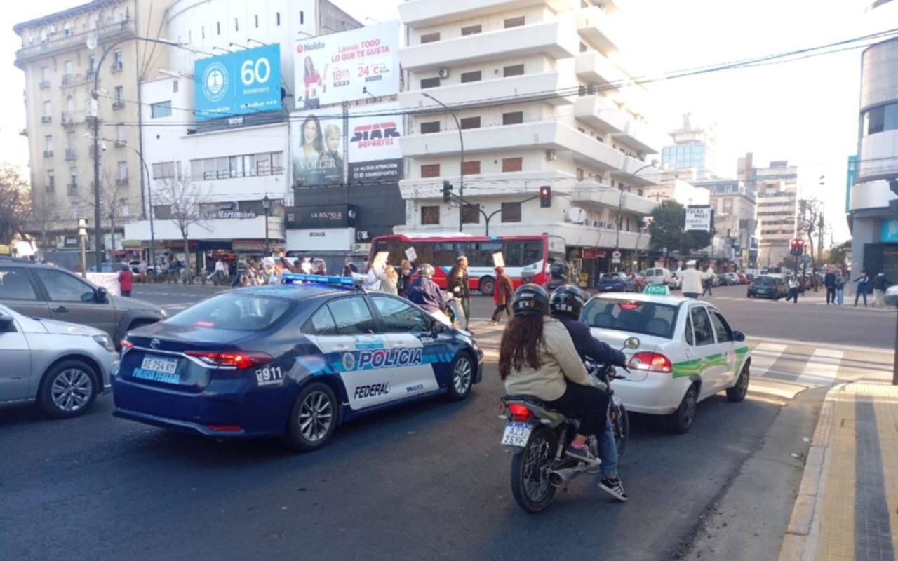Marcha en el centro de La Plata en apoyo a los jubilados