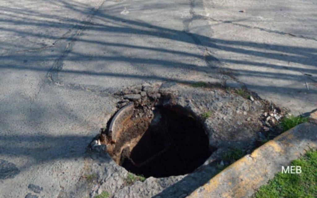 Alerta por una boca de tormenta sin tapa, cerca de escuelas, en 466 y 21