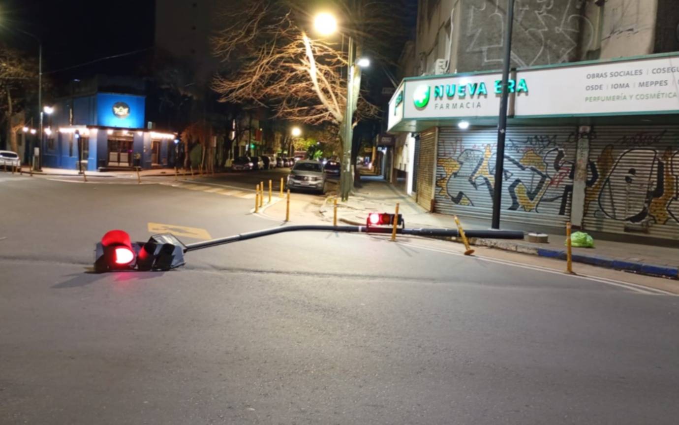 Misterio por el semáforo que "se acostó a dormir" en plena noche en 6 y 59
