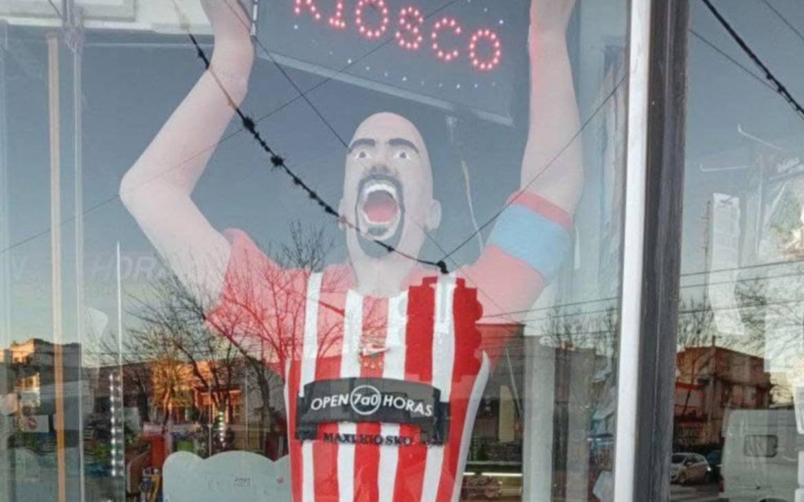El kiosco más Pincharrata del mundo: con estatua de Verón incluída, un templo a Estudiantes