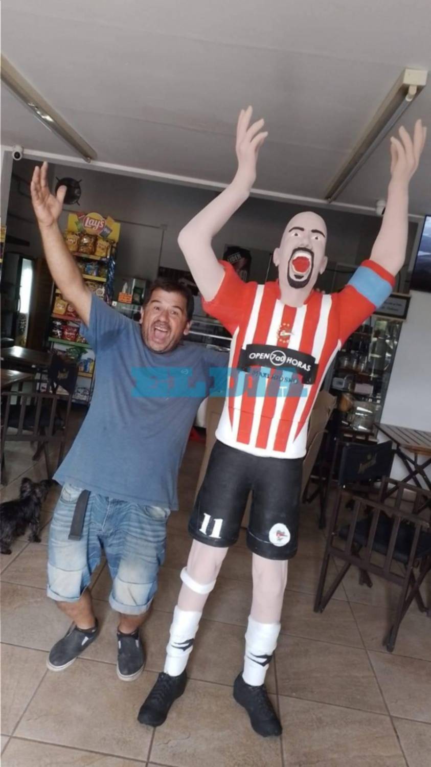 Lucas, con la estatua de Verón en su negocio