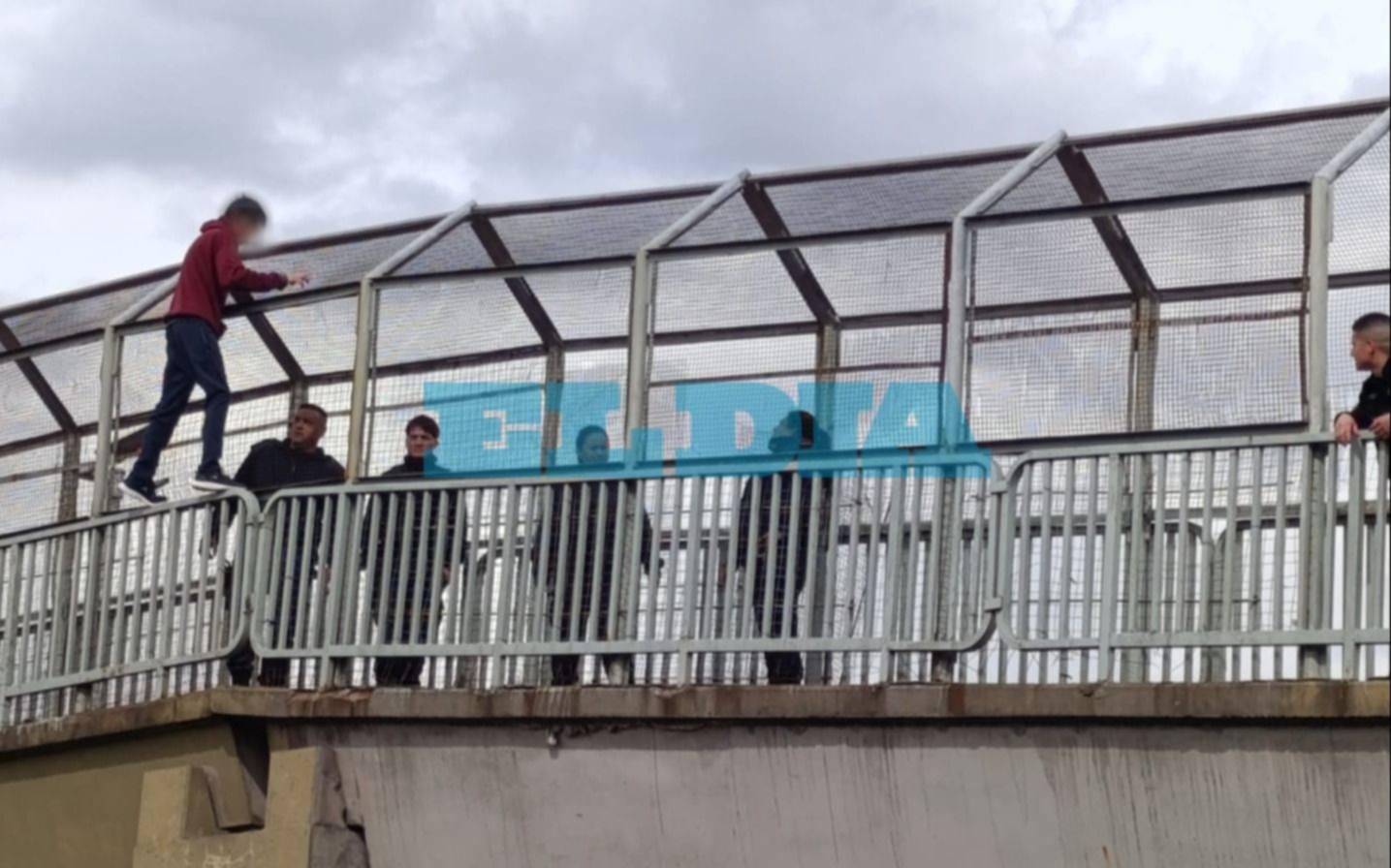 Rescataron a un joven que intentó tirarse desde un puente en la autopista Buenos Aires - La Plata