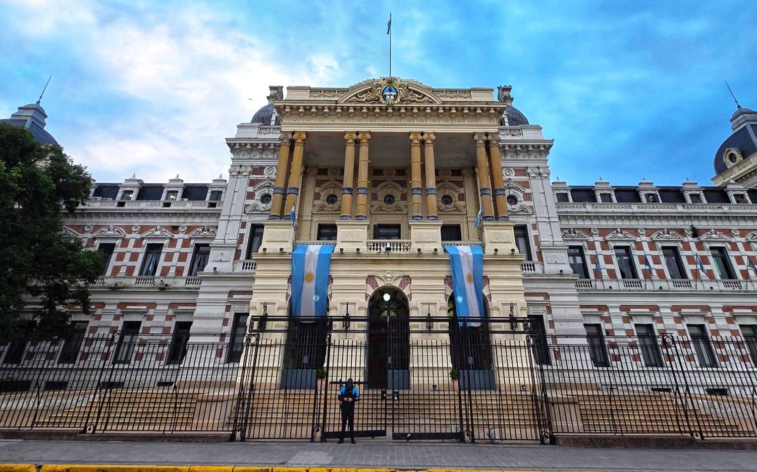 Aumento a estatales y docentes bonaerenses: la Provincia llamó a paritarias a los gremios