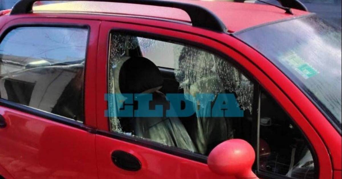 Tensión y destrozos en la zona del Bingo de La Plata: un trapito discutió, rompió el vidrio de un auto y terminó detenido | El Dia