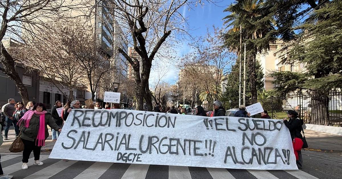 Protesta y piquete en Educación por aumento salarial | El Dia