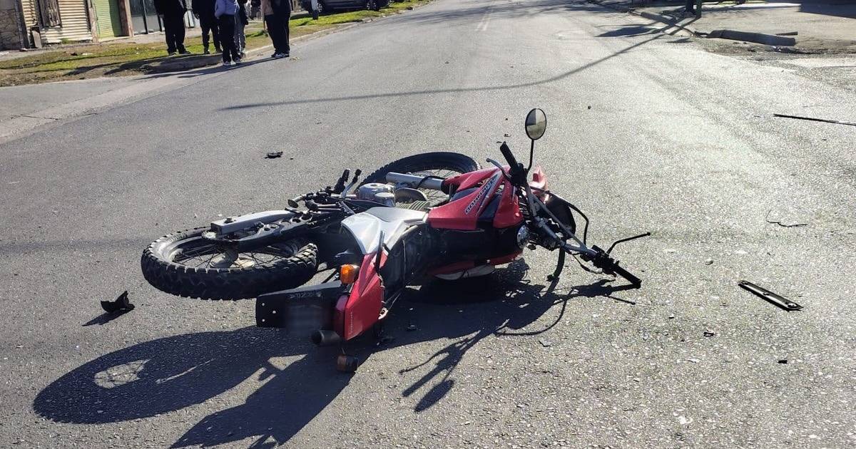 Un motociclista fue hospitalizado de urgencia tras un choque en Ensenada | El Dia