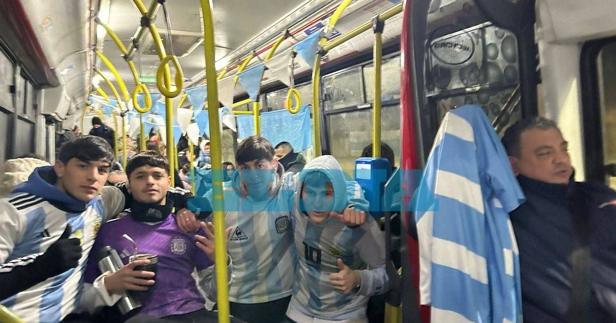 Un viaje con espíritu mundialista: un chofer de La Plata vistió el micro de celeste y blanco para alentar a la Scaloneta | El Dia