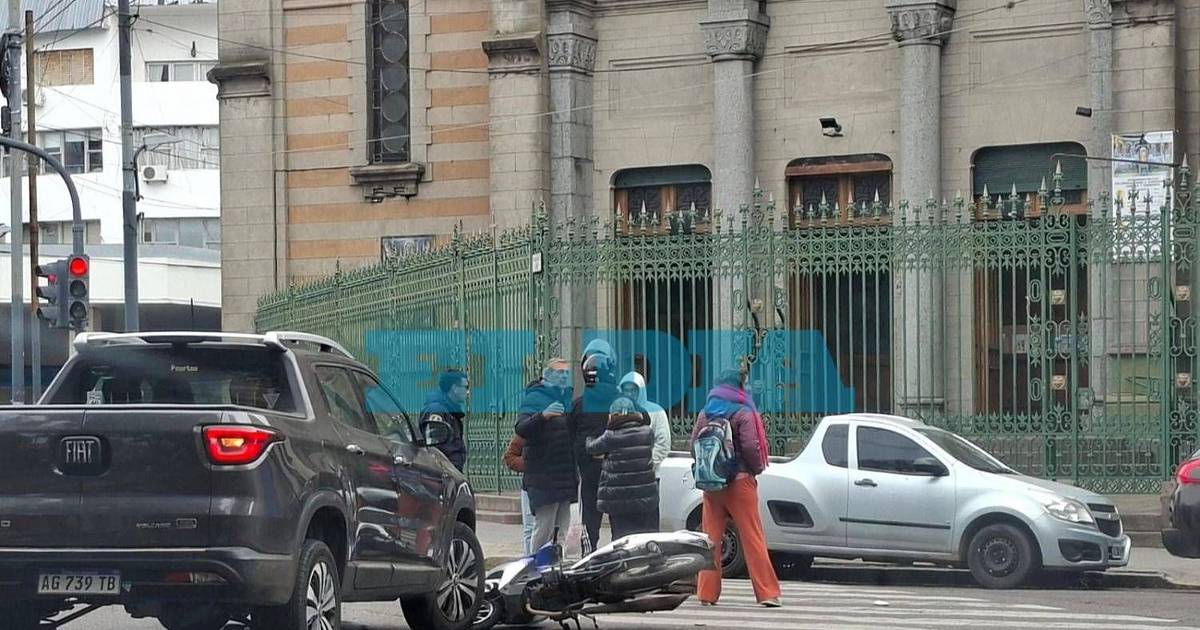 Violento choque en diagonal 73 dejó a un motociclista herido | El Dia