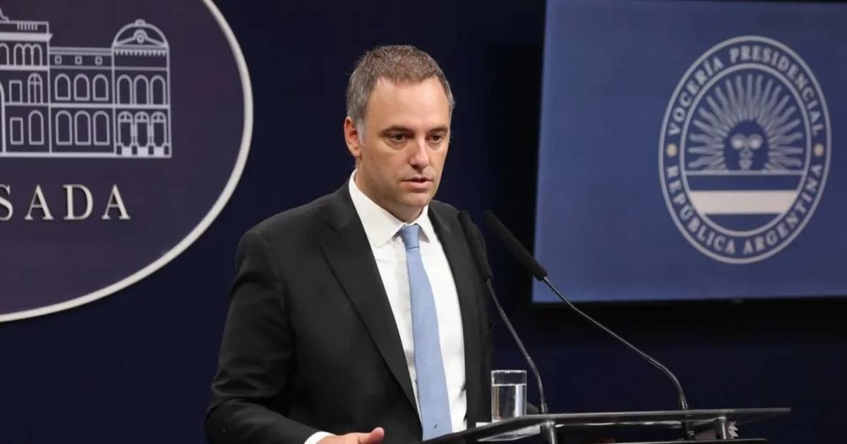 Le prihíben a Manuel Adorni la salida del país por la causa de enriquecimiento ilícito | El Dia