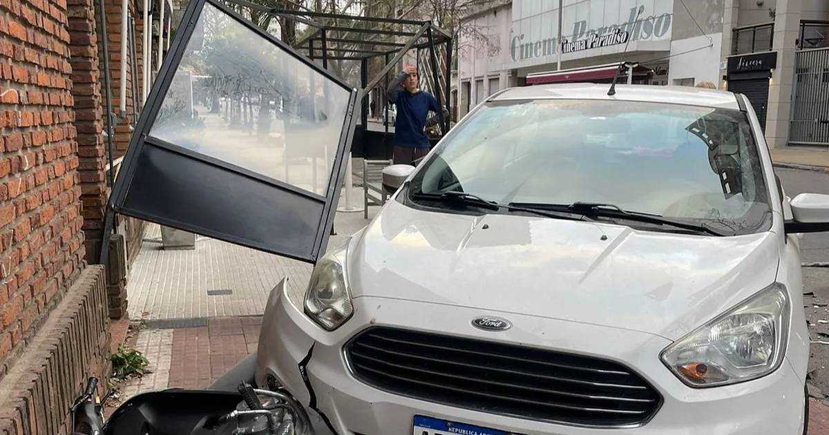 Un auto chocó a otro, destruyó parte de un local y el conductor escapó en La Plata | El Dia