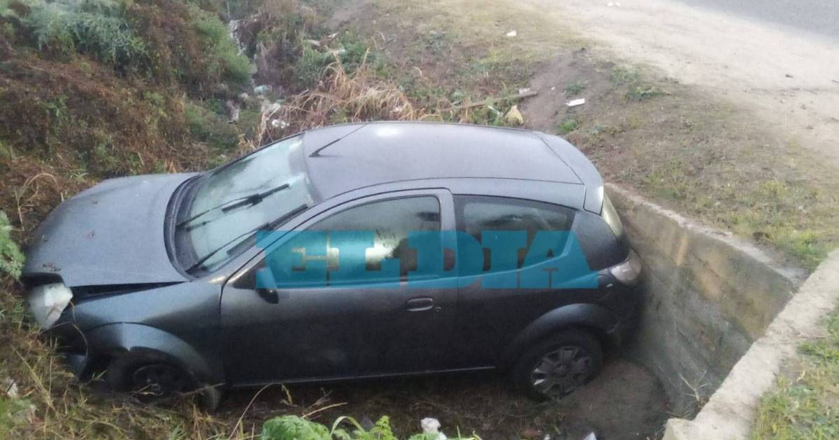 Milagro en La Plata: perdió el control, atravesó la rotonda de la 520 y terminó en un zanjón | El Dia