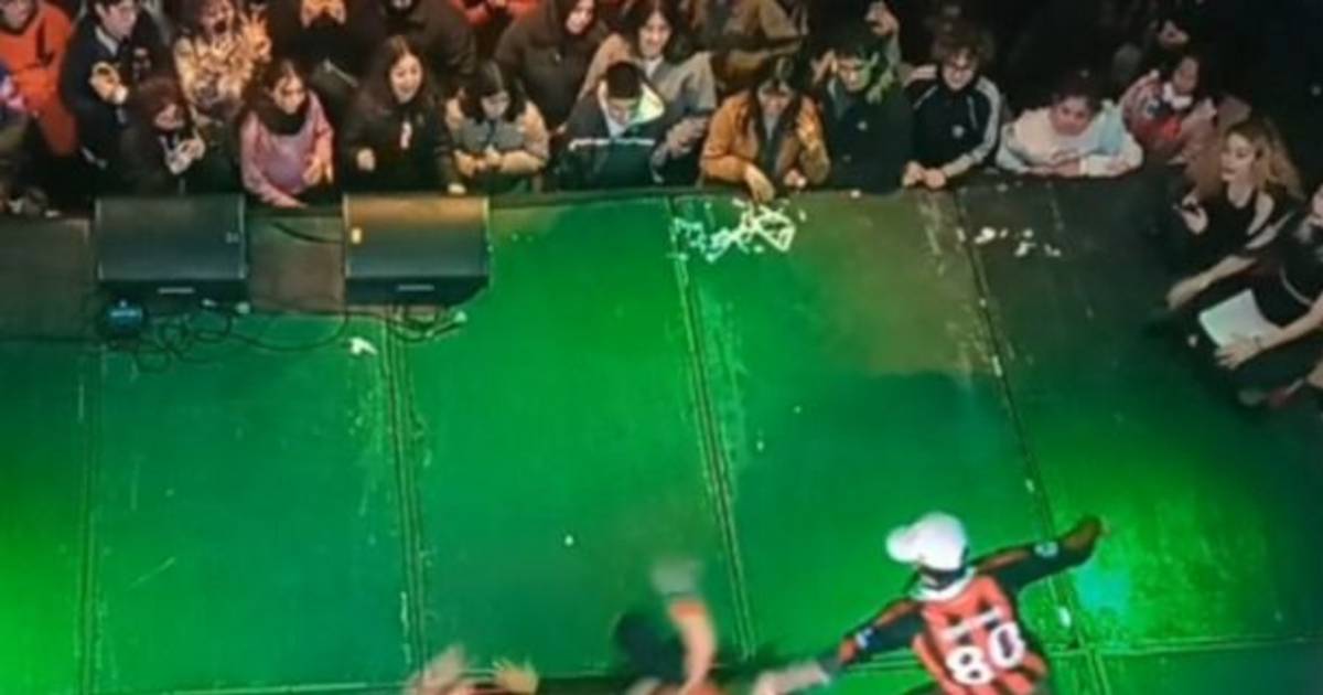 Susto en el Pasaje Dardo Rocha: dos participantes cayeron del escenario durante un concurso de baile | El Dia