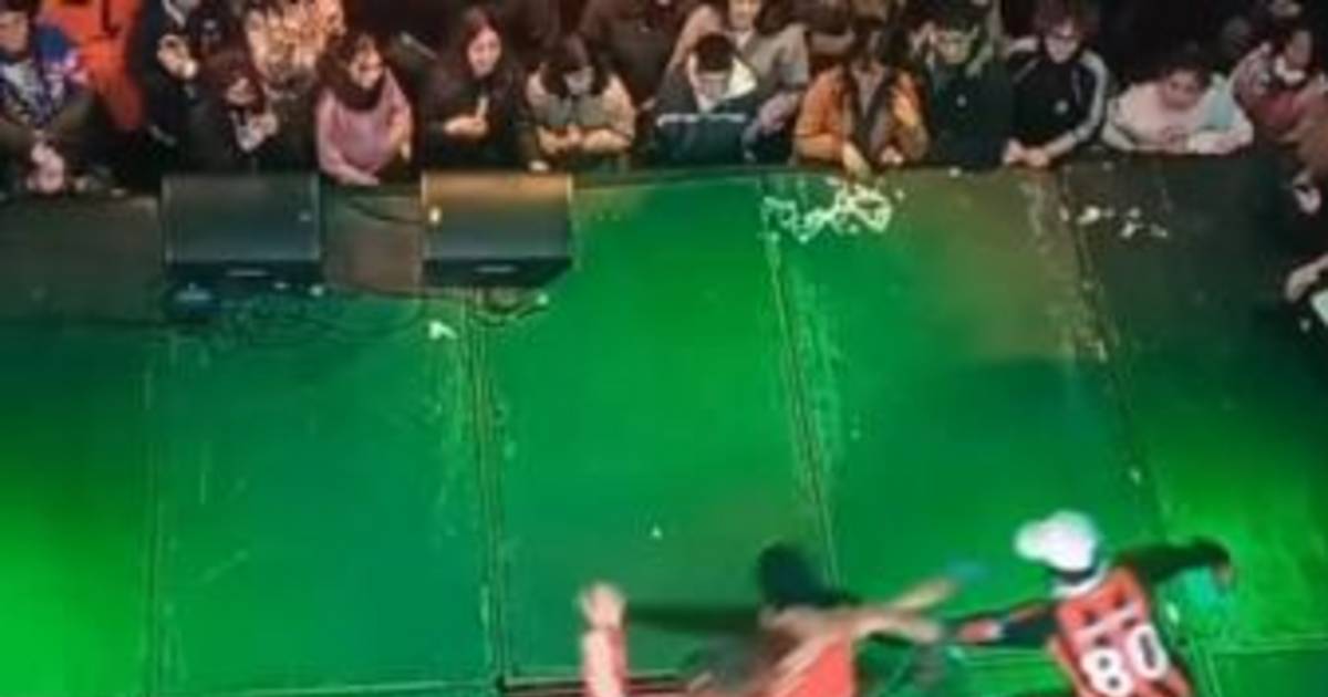 Susto en La Plata Comic: dos bailarines cayeron del escenario | El Dia