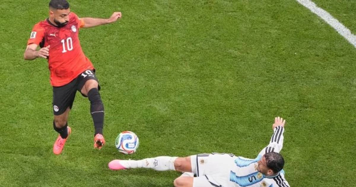 Cruce para la historia: Paredes, como el Dibu 2022 | El Dia