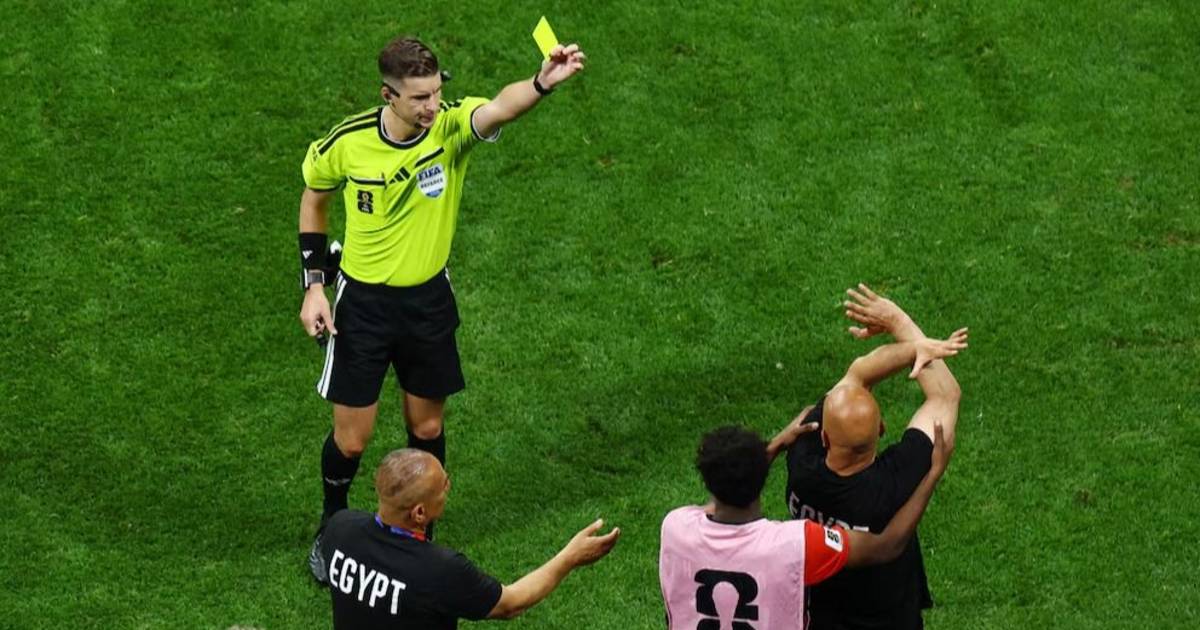 Qué significa el gesto que hizo el DT de Egipto vs Argentina: el protocolo de la FIFA contra el racismo que pocos conocían | El Dia