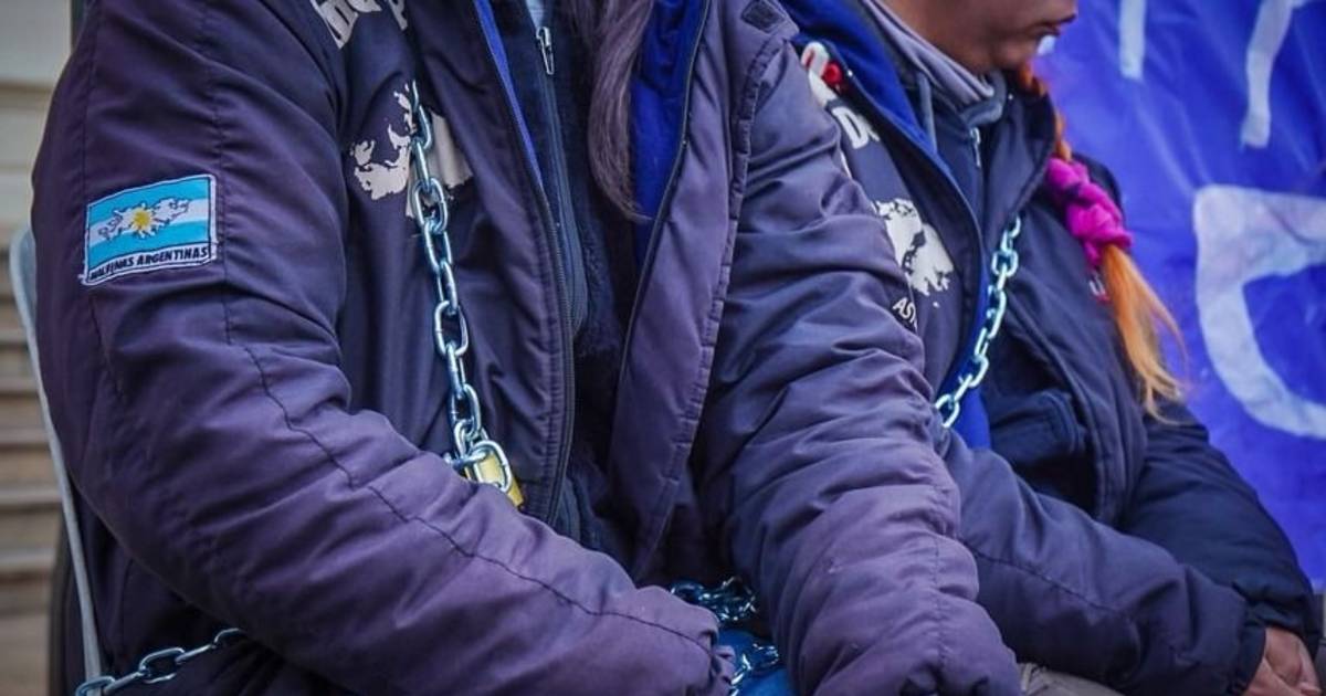 Trabajadoras del Astillero Río Santiago se encadenaron en Gobernación tras no ser recibidas por la ministra Estela Díaz por los despidos | El Dia
