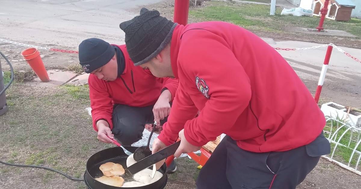 Arturo Seguí: Bomberos voluntarios celebraron el 9 de Julio y vendieron tortafritas a beneficio | El Dia