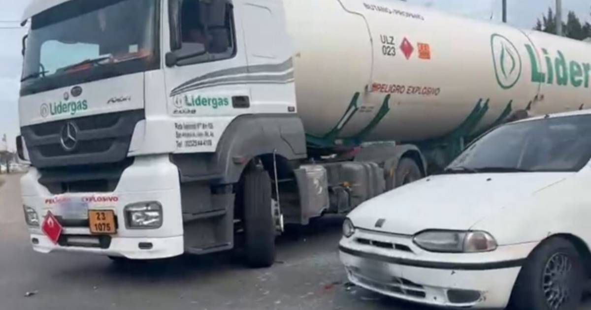 Impactante choque entre un auto y un camión cisterna en Ensenada | El Dia