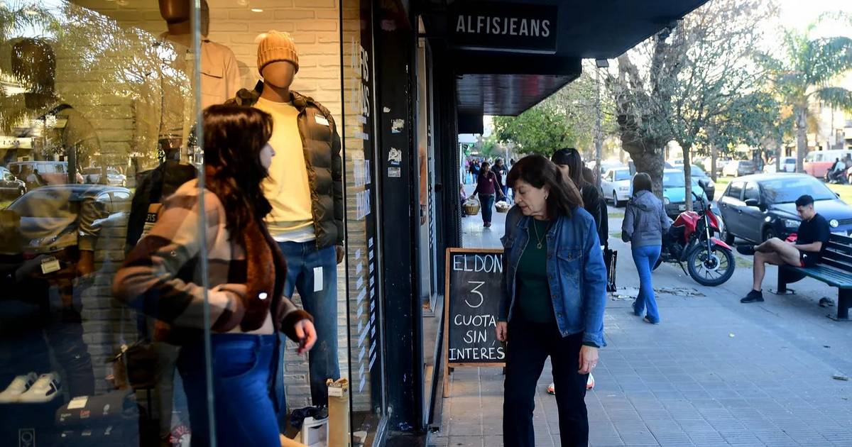 Viernes "no laborable" y con persianas arriba: la mayoría de los comercios atiende con normalidad en La Plata | El Dia