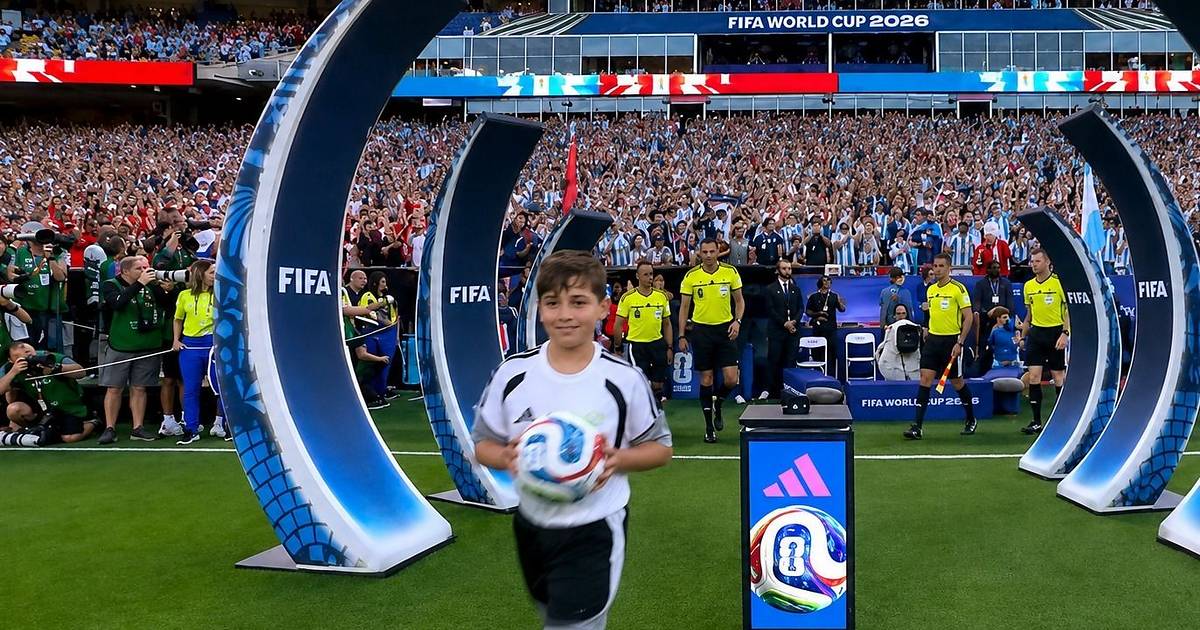 Cumplió el sueño del pibe: el nene platense entró con la pelota en Argentina - Suiza | El Dia