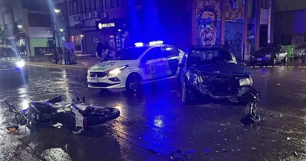 Un motociclista salió despedido tras ser embestido por un auto y terminó internado en Ensenada | El Dia