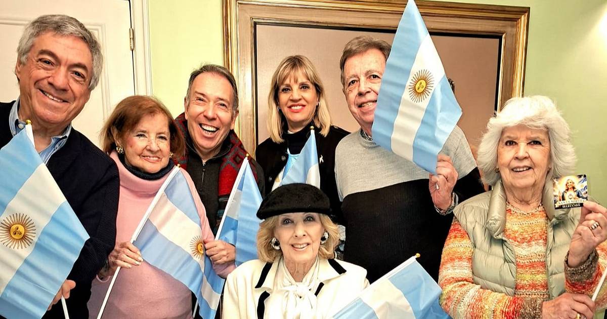 Sorpresa total para Mirtha Legrand: la llamativa estampita que le regalaron y su festejo por la Selección | El Dia