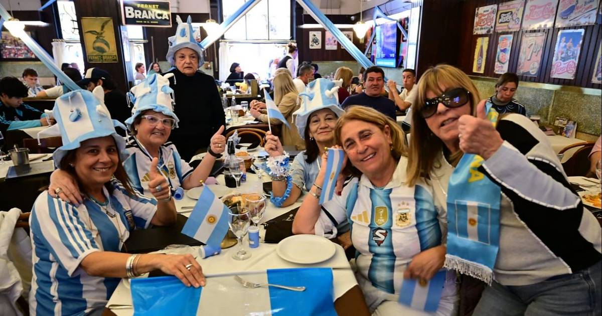 Como viven los platenses Argentina - Inglaterra: del trabajo, almuerzos a las apuradas y bares llenos | El Dia