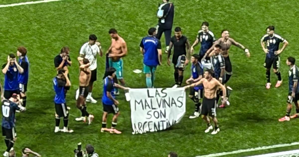 "Las Malvinas son Argentinas": el festejo de los jugadores con una bandera argentina | El Dia