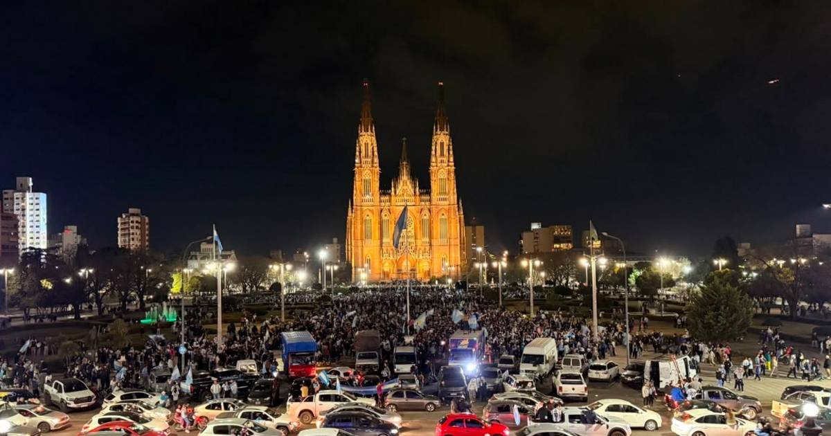 De Plaza Moreno a los barrios: las calles de La Plata festejan por Argentina | El Dia