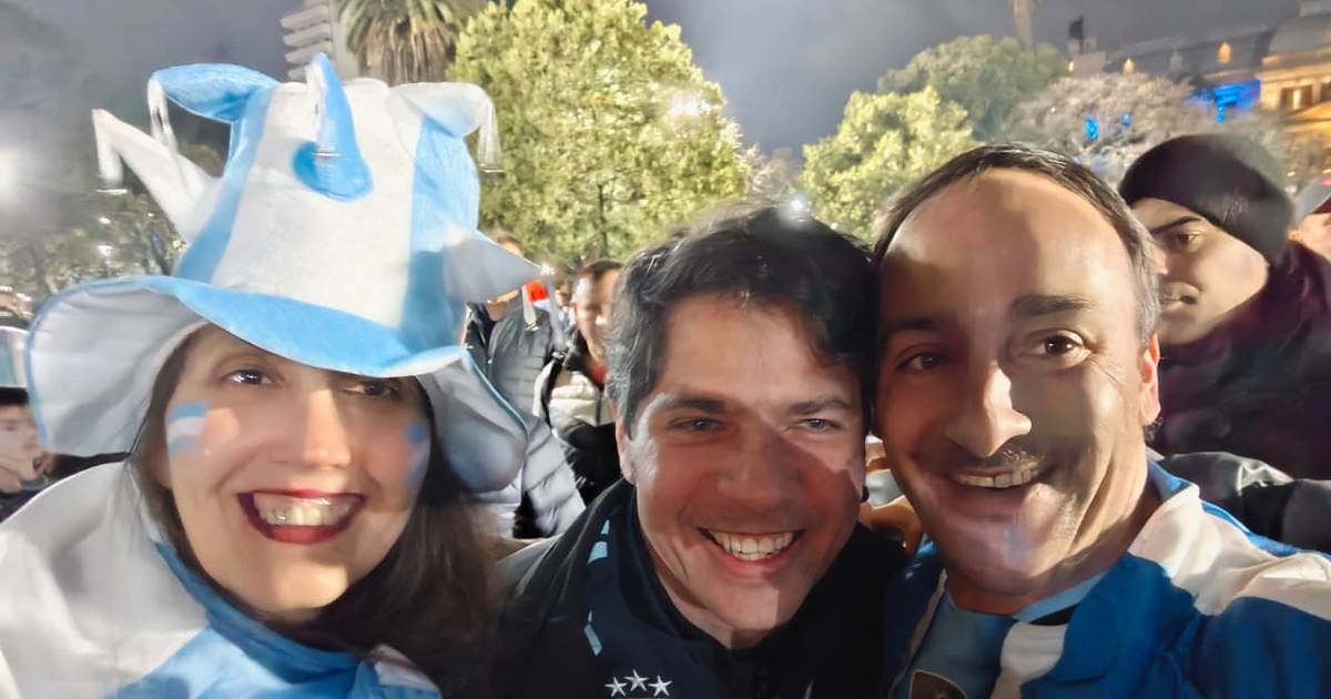 Axel Kicillof festejó en 7 y 50 con los platenses el triunfo de Argentina ante Inglaterra | El Dia