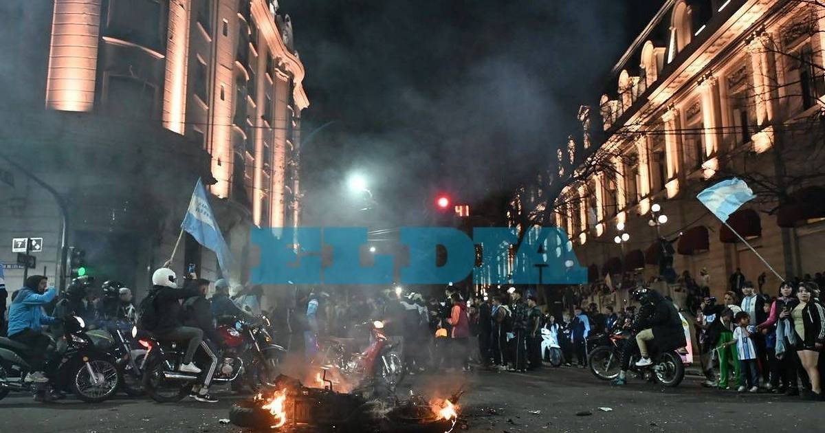 Varias motos incendiadas durante los festejos en 7 y 50 | El Dia