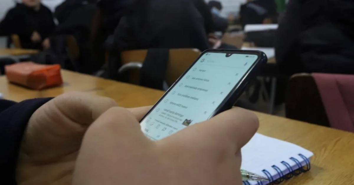 Cada vez más secundarias de la Provincia restringen el uso del celular en el aula: los motivos | El Dia