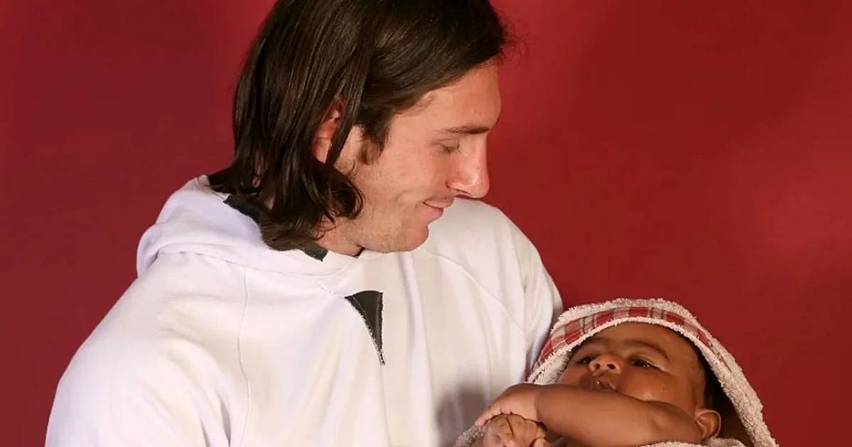 El día que Messi alzó a Lamine Yamal: el origen oculto de la foto que se viralizó en las redes sociales | El Dia