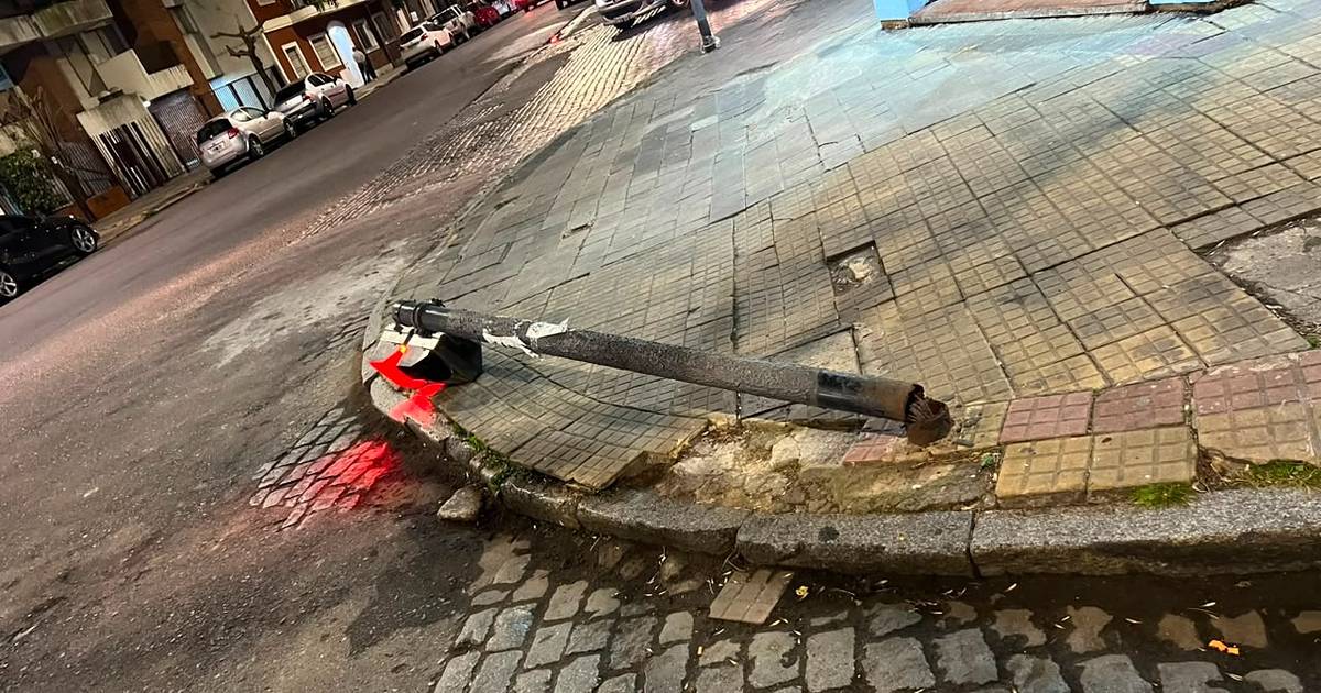 Piden por la reparación de un semáforo que cayó en 2 y Diagonal 77 | El Dia