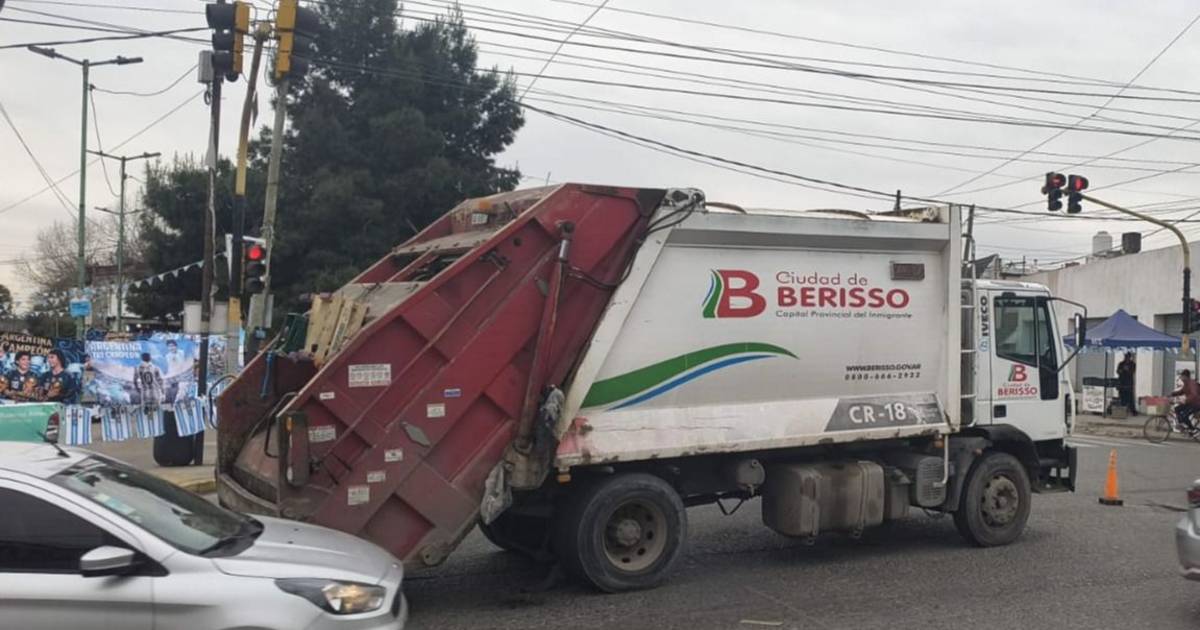Tragedia en Berisso: un peatón murió tras ser atropellado por un camión recolector de residuos | El Dia