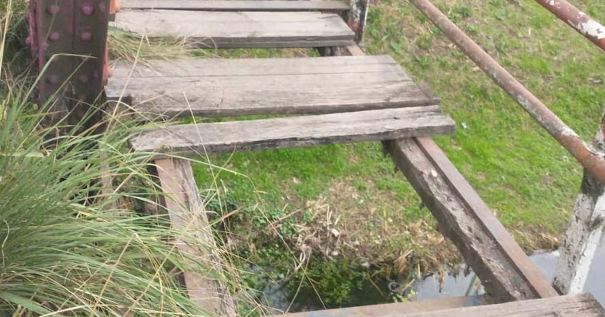 Ya es imposible usar el paso peatonal del puente de Camino Belgrano y 424 | El Dia