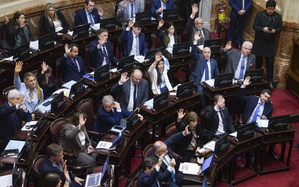 Senadores cobrarán casi millones y vuelve la polémica por las dietas Senadores cobrarán casi millones y vuelve la polémica por las dietas